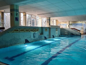 Wasser, Schwimmbad, Aqua, Freizeit, Flooring, Verbundwerkstoff, Glas, Elektrisches Blau, Gebäude, Maschine