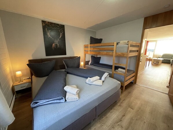 Gebäude, Komfort, Bettrahmen, Holz, Haus, Interior Design, Kissen, Fussboden, Flooring, Lampe