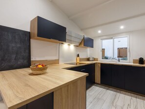 Cabinetry, Comptoir, Meubles, Robinet, Table, Évier, Cuisine, Bois, Design Intérieur, Éclairage
