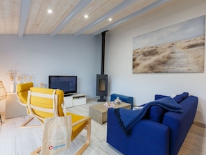 Meubles, Propriété, Canapé, Confort, Bleu Azur, Bâtiment, Design Intérieur, Bois, Salon, Sol
