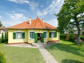 Plante, Nuage, Ciel, Bâtiment, Fenêtre, Arbre, Maison, Lot Terre, Porte, Herbe