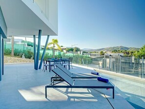 Ciel, Piscine, Ombre, L'Eau, Mobilier De Jardin, Plante, Balancelle, Loisir, Design Urbain, Condominium