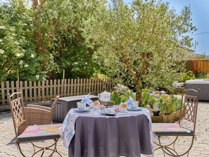 Tabelle, Pflanze, Möbel, Stuhl, Botanik, Gartenmöbel, Tisch Im Freien, Gras, Tischdecke, Baum