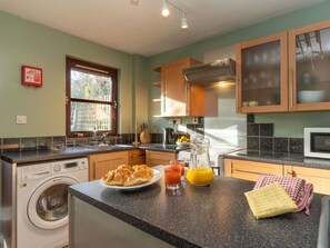 Cabinetry, Countertop, Eigentum, Herd, Küche, Essen, Haushaltsgerät, Küchengerät, Holz, Interior Design