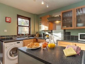 Cabinetry, Countertop, Eigentum, Herd, Küche, Essen, Haushaltsgerät, Küchengerät, Holz, Interior Design