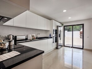 Cabinetry, Countertop, Building, Kitchen Appliance, Home Appliance, Kitchen Stove, Kitchen, Floor, Flooring, Major Appliance