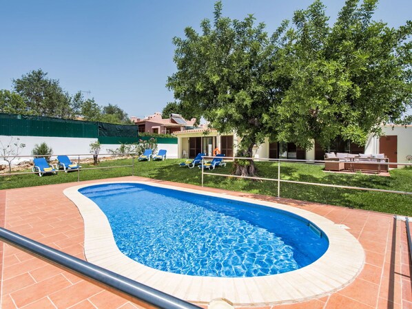 Water, Plant, Sky, Swimming Pool, Building, Tree, Leisure, Urban Design, Grass, Shade