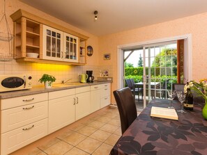 Cabinetry, Möbel, Pflanze, Countertop, Fenster, Zapfhahn, Stuhl, Zimmerpflanze, Holz, Küche