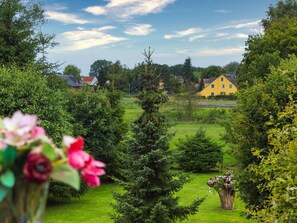 Pflanze, Himmel, Eigentum, Gebäude, Azurblau, Blau, Baum, Haus, Freizeit, Wohngebiet