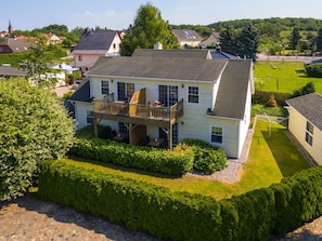 Pflanze, Gebäude, Himmel, Fenster, Baum, Haus, Grundstueck, Gras, Urban Design, Hecke