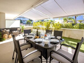 Möbel, Tabelle, Pflanze, Eigentum, Stuhl, Zimmerpflanze, Interior Design, Geschirr, Schatten, Gartenmöbel