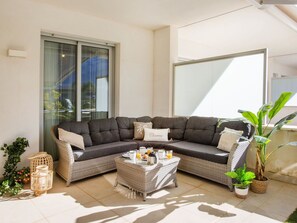Couch, Pflanze, Eigentum, Möbel, Interior Design, Wohnzimmer, Zimmerpflanze, Fussboden, Schatten, Wand