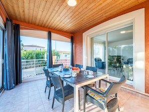 Tabelle, Möbel, Eigentum, Stuhl, Fenster, Azurblau, Holz, Interior Design, Schatten, Die Architektur