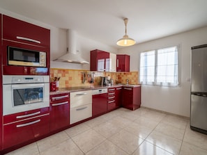 Cabinetry, Countertop, Fenster, Küchengerät, Haushaltsgerät, Küche, Holz, Interior Design, Beleuchtung, Gebäude