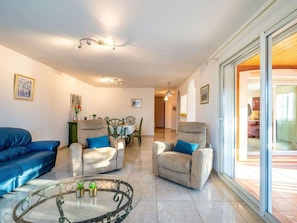 Couch, Möbel, Tabelle, Bilderrahmen, Interior Design, Wohnzimmer, Haus, Flooring, Komfort, Fussboden