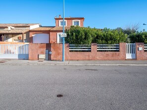 Sky, Building, Window, Road Surface, Asphalt, Tree, Residential Area, House