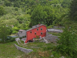 Plant, Building, Slope, House, Window, Highland, Natural Landscape, Land Lot, Tree, Grass