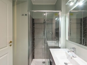 Mirror, Tap, Plumbing Fixture, Sink, Building, Bathroom Sink, Bathroom, Door, Shower Door