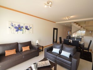 Möbel, Eigentum, Couch, Komfort, Gebäude, Interior Design, Beleuchtung, Flooring, Fussboden, Wohnzimmer