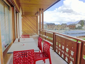 Tabelle, Eigentum, Möbel, Himmel, Wolke, Gebäude, Holz, Interior Design, Fenster, Fussboden