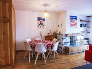 Tabelle, Möbel, Gebäude, Stuhl, Holz, Wohnzimmer, Fussboden, Dekoration, Haus, Flooring