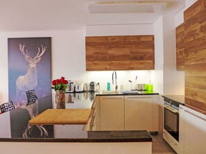 Cabinetry, Countertop, Eigentum, Zapfhahn, Sinken, Spüle, Holz, Küche, Interior Design, Flooring