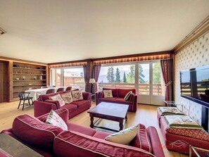 Building, Wood, Living Room, Interior Design, Floor, Comfort, Flooring, Shade, Window, Hardwood