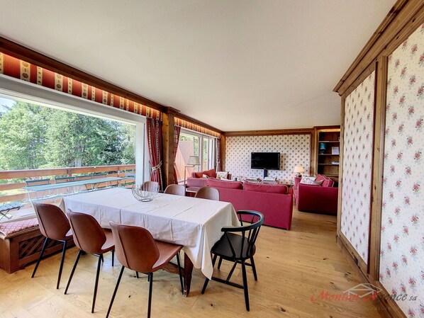 Furniture, Table, Decoration, Wood, Chair, Curtain, Building, Interior Design, Plant, Window