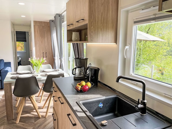 Evier, Propriété, Meubles, Évier, Comptoir, Fenêtre, Robinet, Design Intérieur, Cabinetry, Luminaire Plomberie
