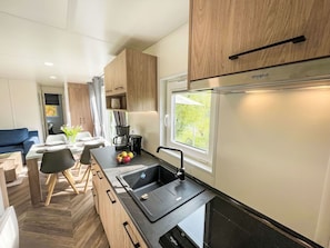 Cabinetry, Comptoir, Électroménager, Cuisine, Appareil De Cuisine, Cuisinière, Evier, Design Intérieur, Évier, Sol