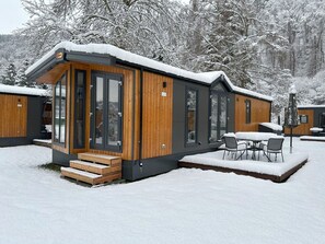 Schnee, Gebäude, Baum, Fenster, Haus, Holz, Schatten, Pflanze, Hütte, Abstellgleis