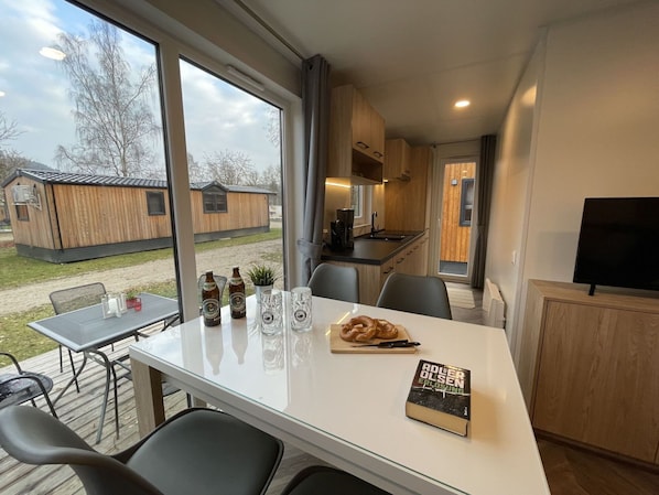 Tabelle, Geschirr, Möbel, Eigentum, Gebäude, Stuhl, Pflanze, Küche & Esszimmer Tisch, Holz, Interior Design
