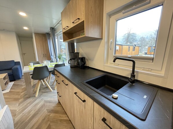 Evier, Cabinetry, Propriété, Évier, Robinet, Comptoir, Meubles, Bâtiment, Fenêtre, Bois