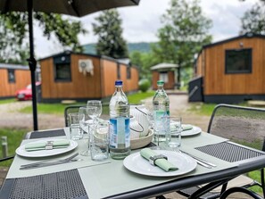 Table, Vaisselle, Meubles, Bouteille, Plante, Fenêtre, Arbre, Chaise, Drinkware, Vaisselle