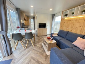 Bilderrahmen, Eigentum, Möbel, Couch, Tabelle, Interior Design, Wohnzimmer, Flooring, Fussboden, Holz