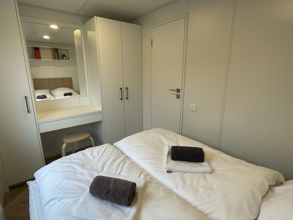 Möbel, Eigentum, Komfort, Gebäude, Bettrahmen, Holz, Beleuchtung, Interior Design, Bett, Fussboden