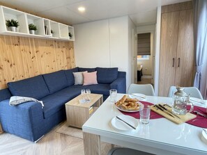 Tabelle, Couch, Eigentum, Möbel, Geschirr, Interior Design, Studio Couch, Komfort, Fussboden, Wohnzimmer