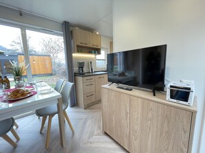 Cabinetry, Möbel, Eigentum, Countertop, Fernsehen, Haushaltsgerät, Holz, Interior Design, Zimmerpflanze, Küche