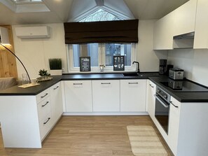 Comptoir, Cabinetry, Evier, Propriété, Évier, Cuisine, Cuisinière, Bois, Appareil De Cuisine, Design Intérieur