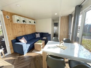 Eigentum, Couch, Tabelle, Interior Design, Holz, Pflanze, Wohnzimmer, Komfort, Fussboden, Gebäude