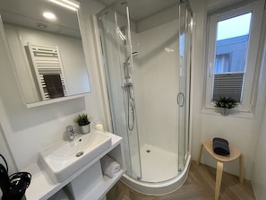 Tap, Plumbing Fixture, Property, Mirror, Bathtub, Sink, Bathroom, Window, Interior Design