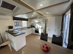 Canapé, Table, Bâtiment, Bois, Salon, Sol, Sol, Cuisine, Salle, Maison