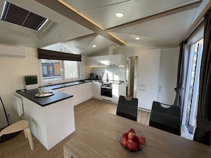 Canapé, Table, Bâtiment, Bois, Salon, Sol, Sol, Cuisine, Salle, Maison