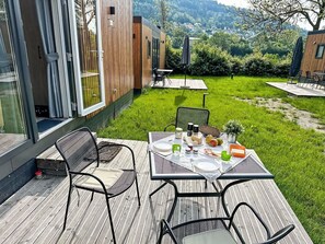Plante, Meubles, Table, Bâtiment, Chaise, Fenêtre, Mobilier De Jardin, Tableau De Plein Air, Arbre, Ombre