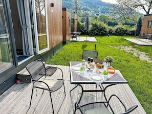 Pflanze, Möbel, Tabelle, Gebäude, Stuhl, Fenster, Gartenmöbel, Tisch Im Freien, Baum, Schatten