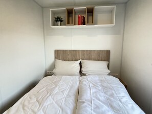 Table, Propriété, Meubles, Vaisselle, Chaise, Design Intérieur, Éclairage, Ombre, Arbre, Immobilier