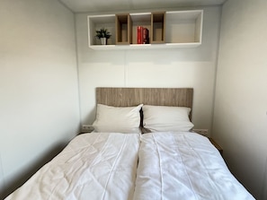Table, Propriété, Meubles, Vaisselle, Chaise, Design Intérieur, Éclairage, Ombre, Arbre, Immobilier