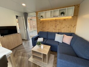 Möbel, Couch, Eigentum, Tabelle, Holz, Interior Design, Fussboden, Flooring, Wohnzimmer, Bilderrahmen