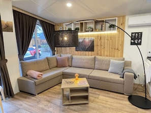 Eigentum, Möbel, Couch, Bilderrahmen, Tabelle, Holz, Interior Design, Fussboden, Wohnzimmer, Studio Couch