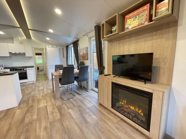 Gebäude, Bilderrahmen, Stuhl, Holz, Tabelle, Fernsehen, Interior Design, Wohnzimmer, Haus, Flooring